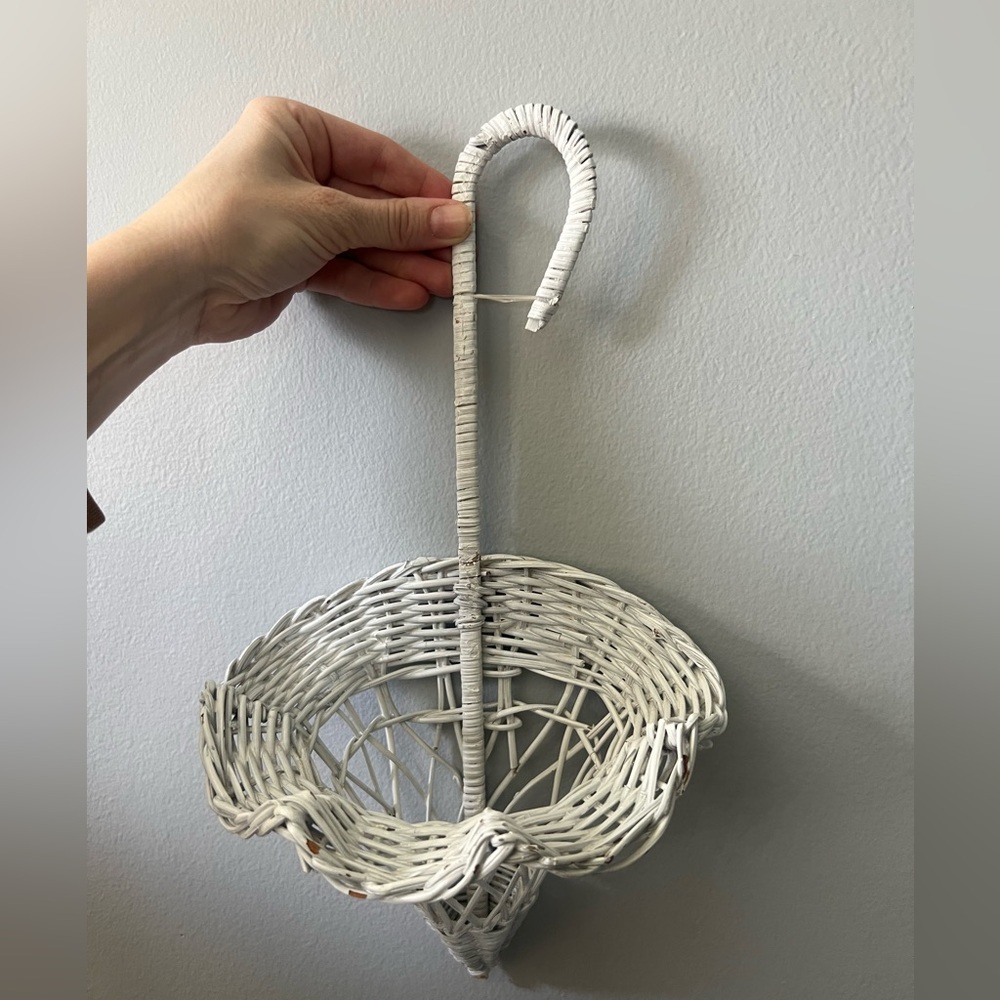 Wicker Umbrella Parasol Hanging Shaped plant Basket - Picture 6 of 8